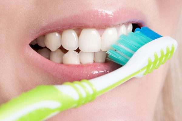 Une femme qui se brosse les dents 