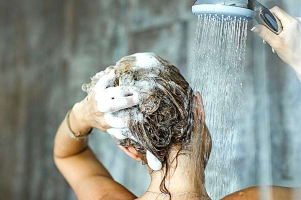 Une femme qui se lave les cheveux 
