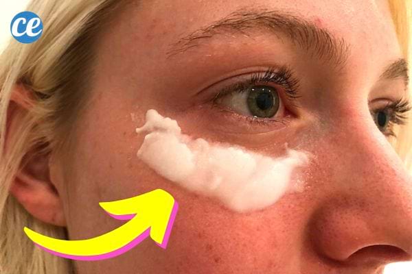 Une femme blonde avec de la pâte sous un oeil