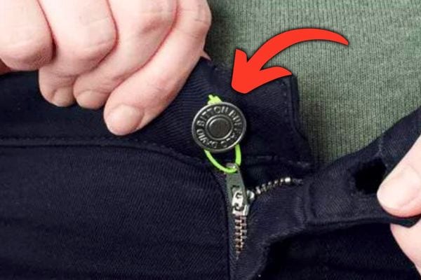 Une boucle avec un collier de serrage en plastique pour fermez une fermeture éclair difficile.