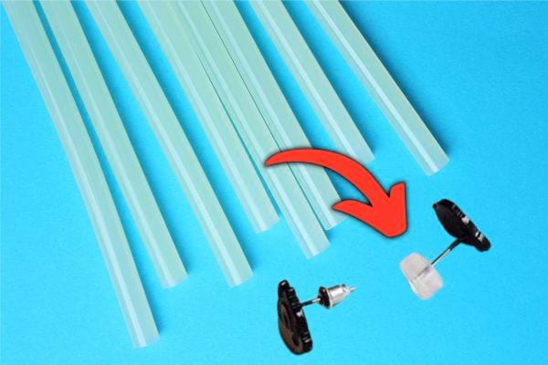 Un fermoir de boucle d'oreille avec un morceau de colle thermofusible.