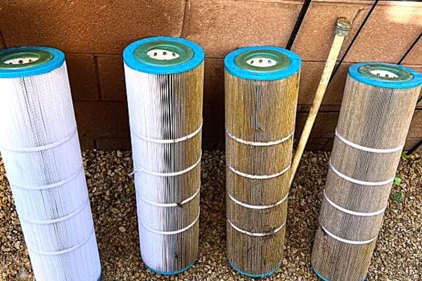 Quatre filtres de pisicne qui sont propres et sales