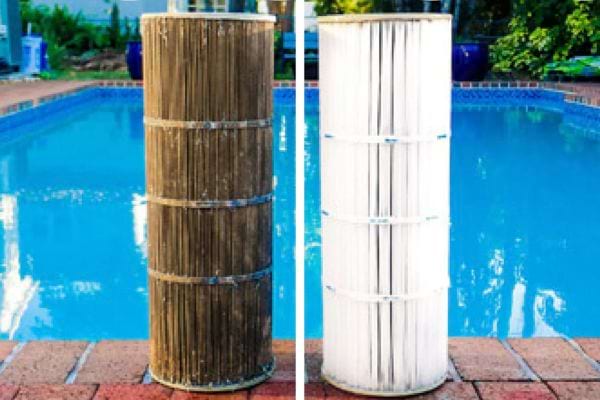 Deux filtres de pisicne avec un qui est sale et l'autre propre