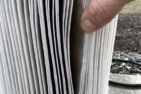 Une personne touchant un filtre de piscine