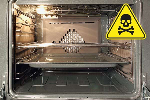 Un four ouvert avec un signe de mort 