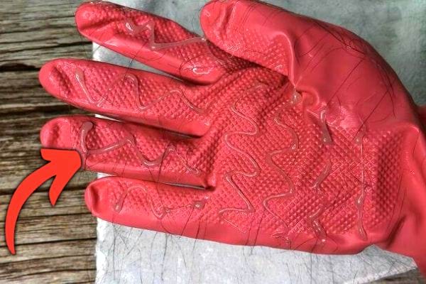 Brosses les poils d'animaux avec un gant de vaisselle et des points de colle chaude.