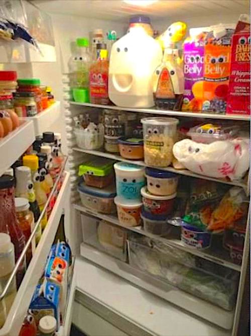 Des googly eyes sur tous les produits dans un frigo 