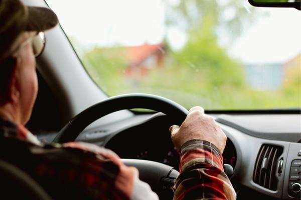 Un homme qui conduit en bon père de famille pour économiser pendant l'inflation