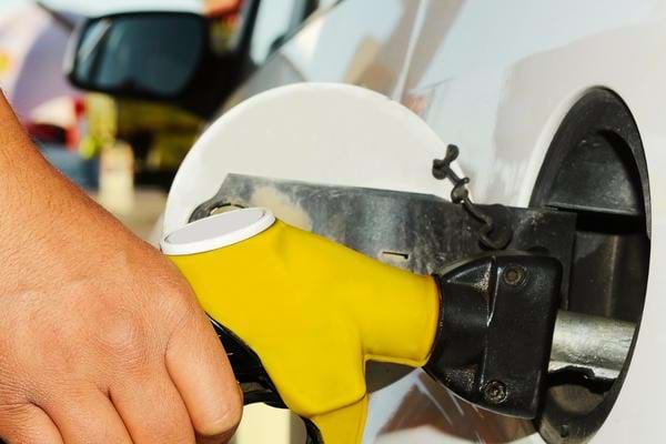 Un homme faisant de l'essence et qui réussi à économiser même avec l'inflation