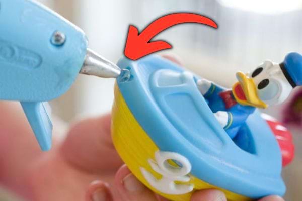 Bouchez le trou des jouets de bain avec de la colle chaude pour empêcher la moisissure.
