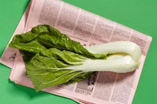 Un légume dans du papier journal 