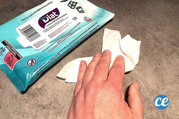 Une personne avec des lingettes anti-bactérienne 