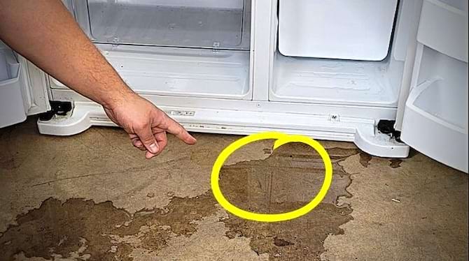 Un cercle jaune montrant qu'il y a de l'eau par terre 