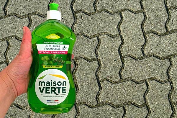 Du liquide vaisselle sur des pavés autobloquants