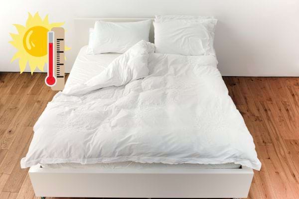 Un lit avec une couette blanche 