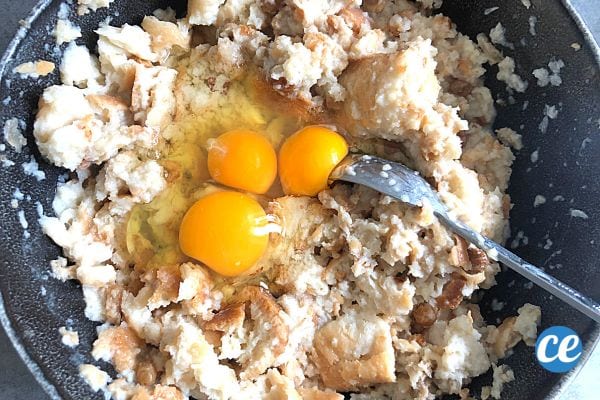 Trois oeufs dans une pâte de pain d'chien