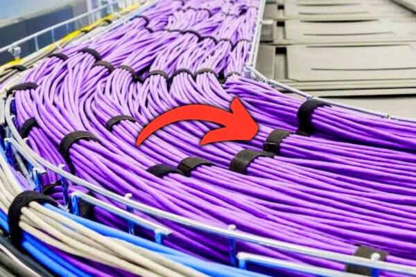 Des cables organisés et rangés avec des serflex en velcro.