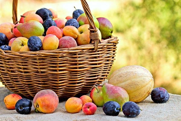 Un panier remplie de fruit 