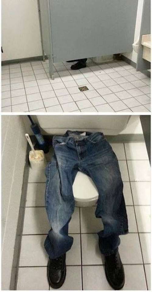 Un pantalon vide sur des toilettes 