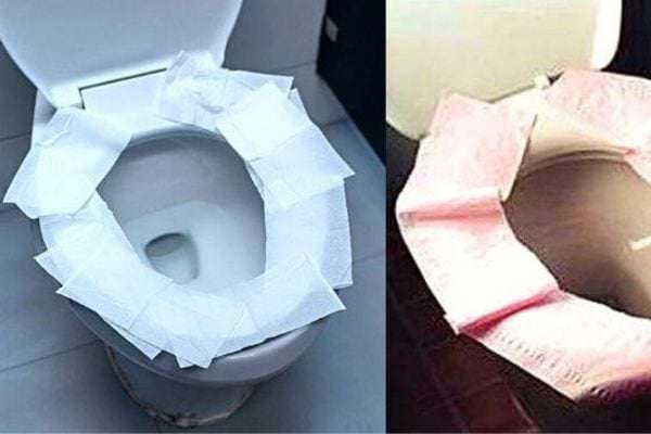 Des toilettes recouverte de papier toilette sur une cuvette 