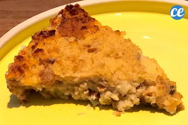 Une part de pain d'chien sans gluten dans une assiette jaune