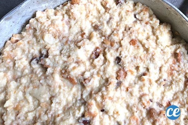 Un pain d'chien dans un plat pas encore cuit
