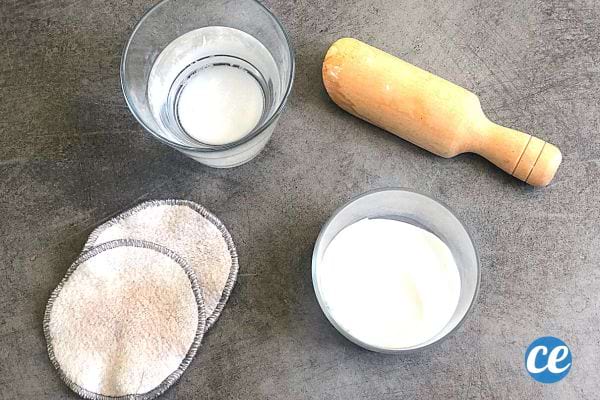 Une pâte pour les poches sous les yeux dans deux verres différents avec des cotons