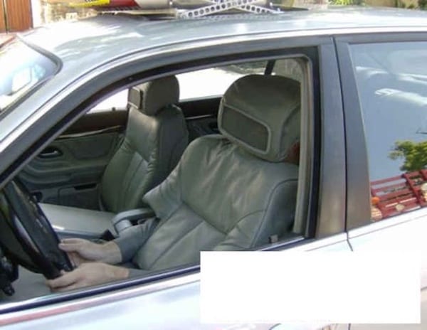 Une personne déguisée en siège de voiture dans une voiture 