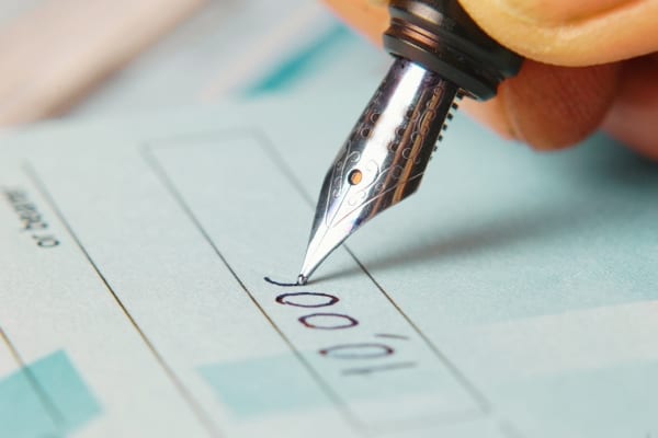 Une personne qui écrit un chèque 