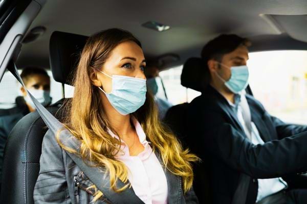 Des personnes faisant du co-voiturage pour économiser pendant l'inflation