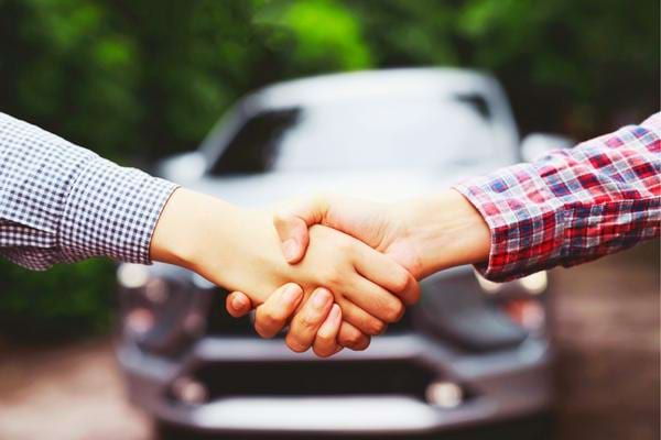 Une personne qui loue sa voiture pour gagner de l'argent pendant l'inflation