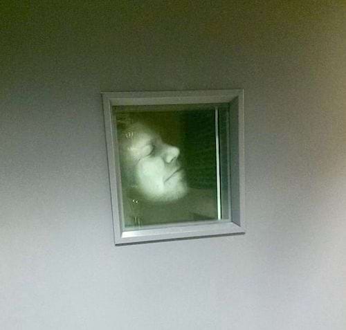 La photo du visage de quelqu'un sortie d'une photocopieuse mise dans un cadre accroché au mur 