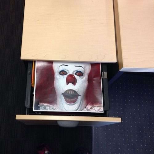 La photo d'un clown introduite dans un tiroir de bureau