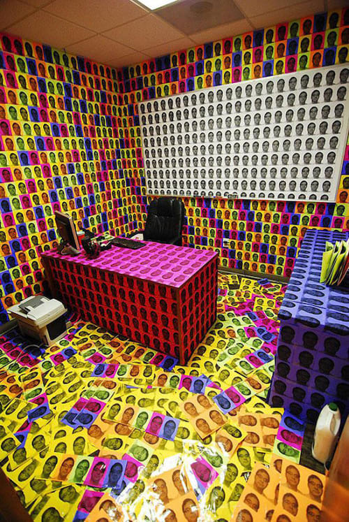 Une photo de quelqu'un partout dans un bureau avec plusieurs couleurs 