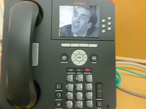 Un meme collé sur un téléphone fax 