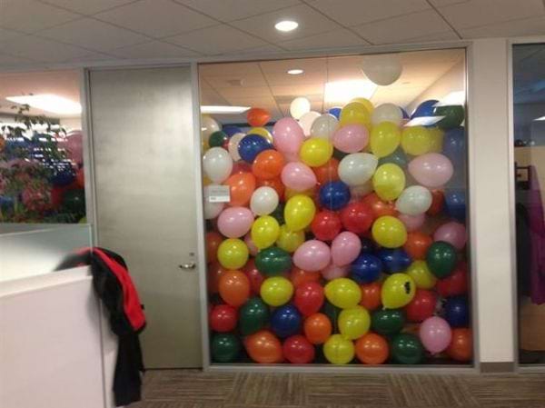 Une pièce entièrement remplie de plusieurs ballons de baudruche