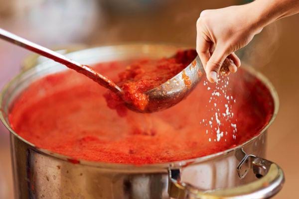 Une pincée de sel dans sauce tomate 