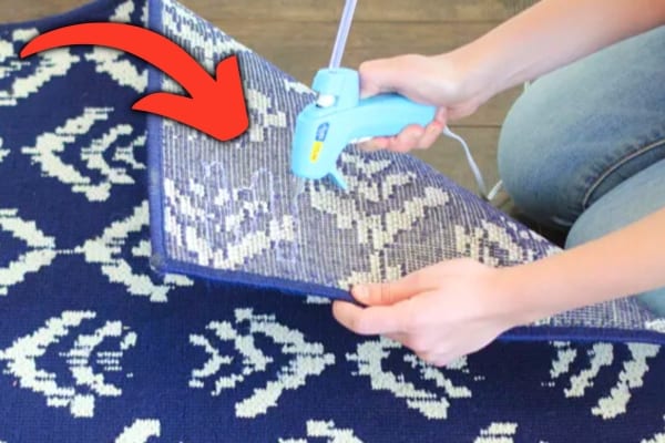 Mettez des traits de colle chaude sous vos tapis pour les empêcher de glisser.