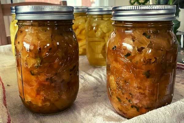 Des bocaux en verre remplis de fruits au sirop