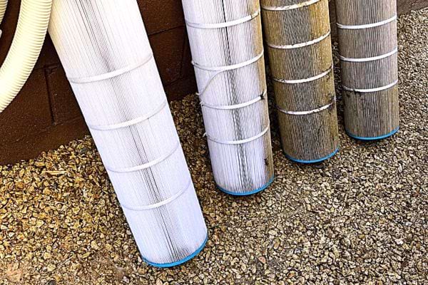 Quatre filtres de pisicne qui sont propres et sales