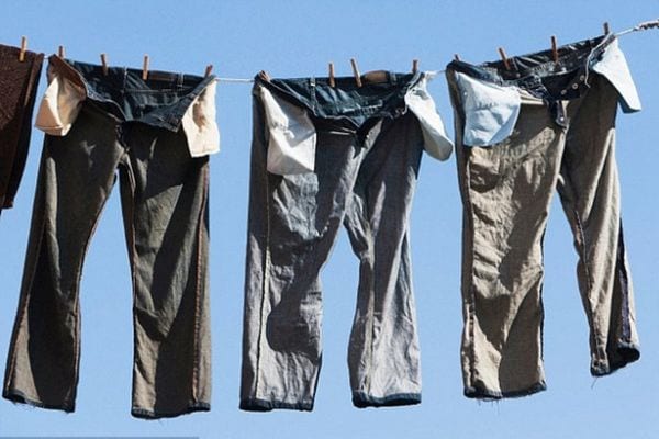 Diversi jeans appesi all'aperto