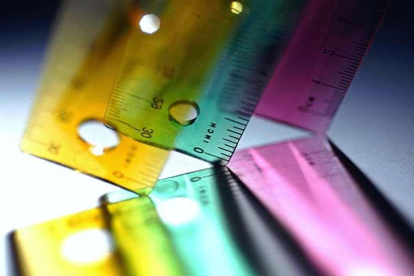 Trois règles graduées de couleurs avec des trous