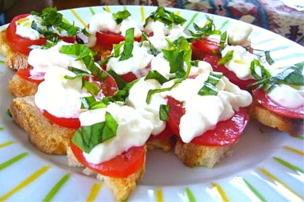 Plusieurs tartine à la burratta avec tomate et salade
