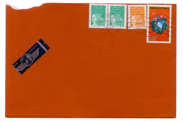 Gauche ou droite : où faut-il coller les timbres sur une enveloppe ?