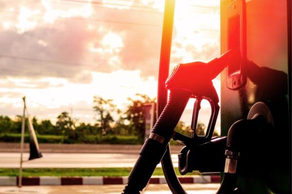 Une pompe d'essence avec le coucher de soleil juste derrière 