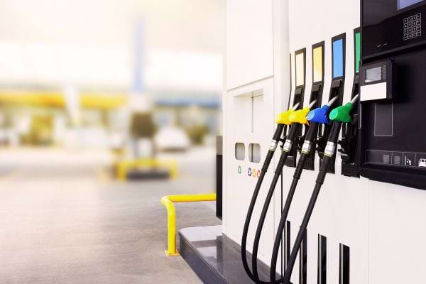 Une station essence avec plusieurs pompes