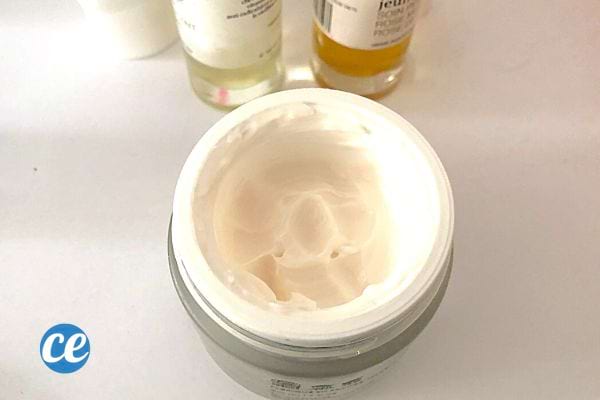 Un pot de crème ouvert 