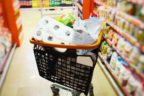 Un caddie plein d'articles en promotion pour économiser pendant l'infaltion