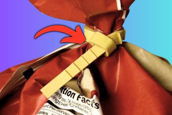 Un sac de chips fermé avec un collier de serrage en plastique.