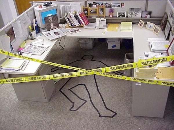Une scène de crime dans un bureau avec du scotch jaune 